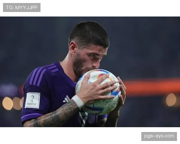 德保罗世界杯MVP候选引发热议，阿根廷中场表现惊艳全场