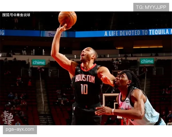 朱利叶斯·兰德尔挡拆中成功制造错位，提升季后赛关键得分效率